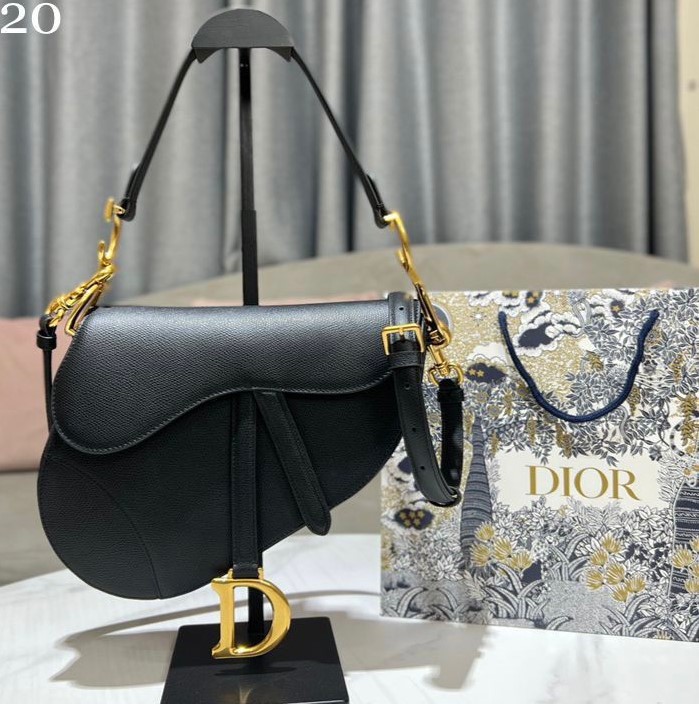 Bolsa Saddle Dior (Italiana)- Elegância Atemporal para o Seu Dia a Dia